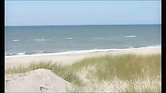 A maszturbákóló szőkeség és a két kanos fiú a tengerparton Thumb